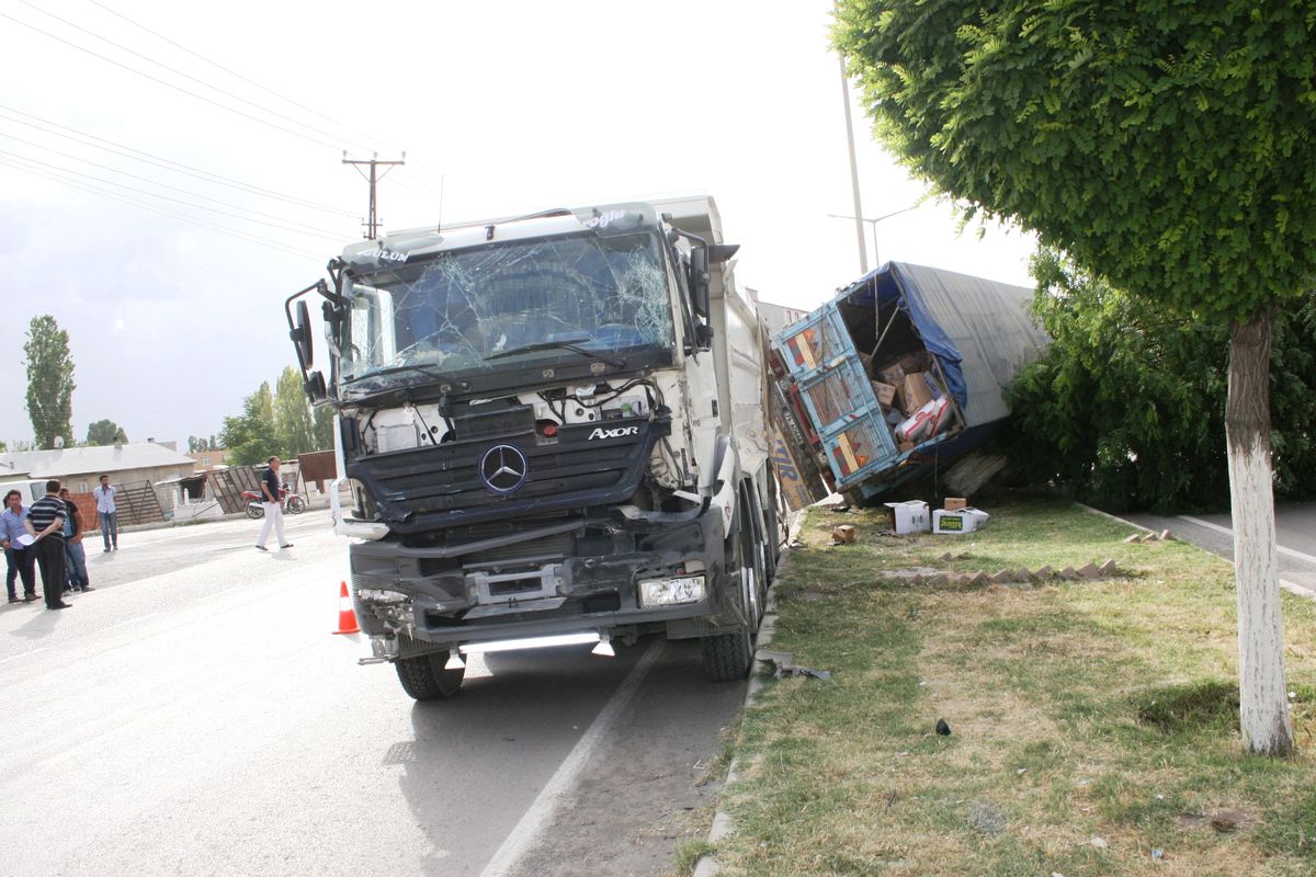 Iğdır\'da Maddi Hasarlı Trafik Kazası