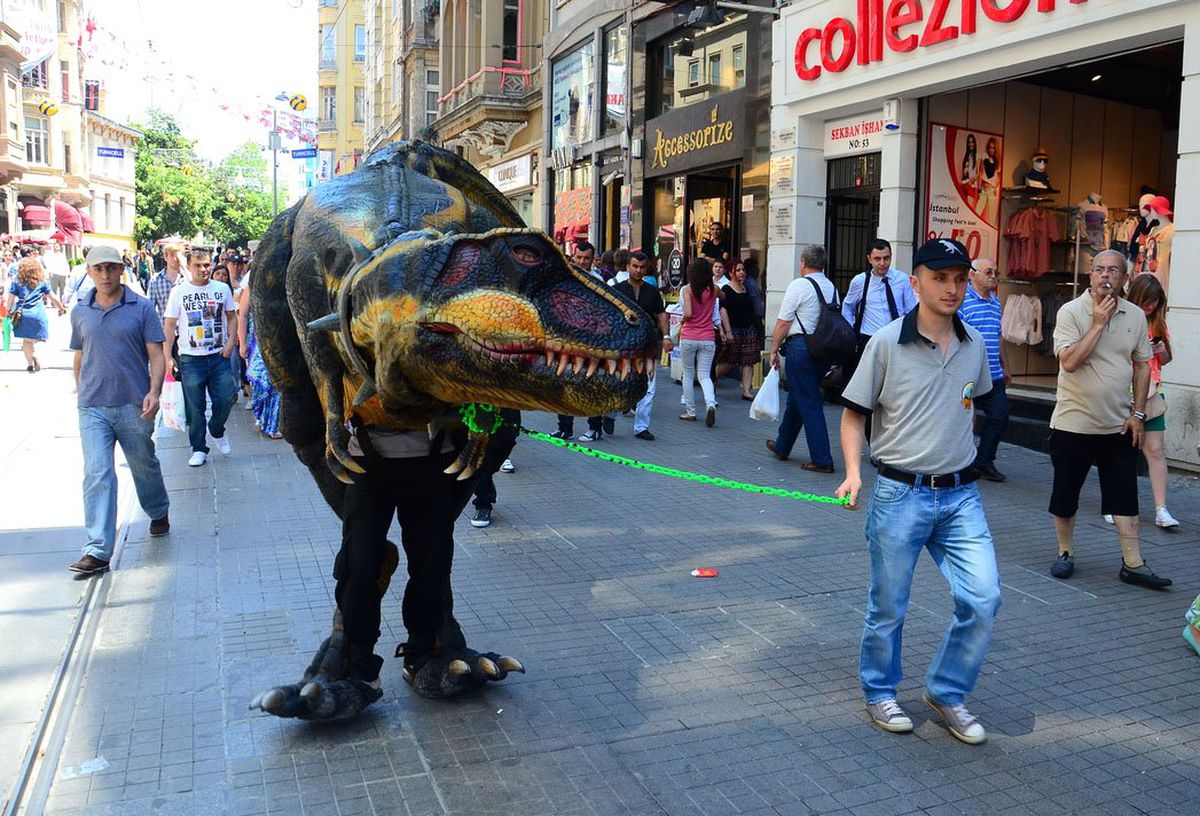 Jurassıc Land Dinazorları Taksim\'e İndi