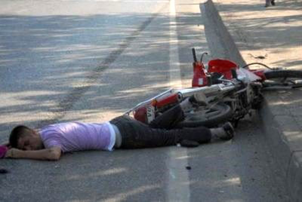 Kaldırıma Çarpan Motosiklet Devrildi: 1 Yaralı