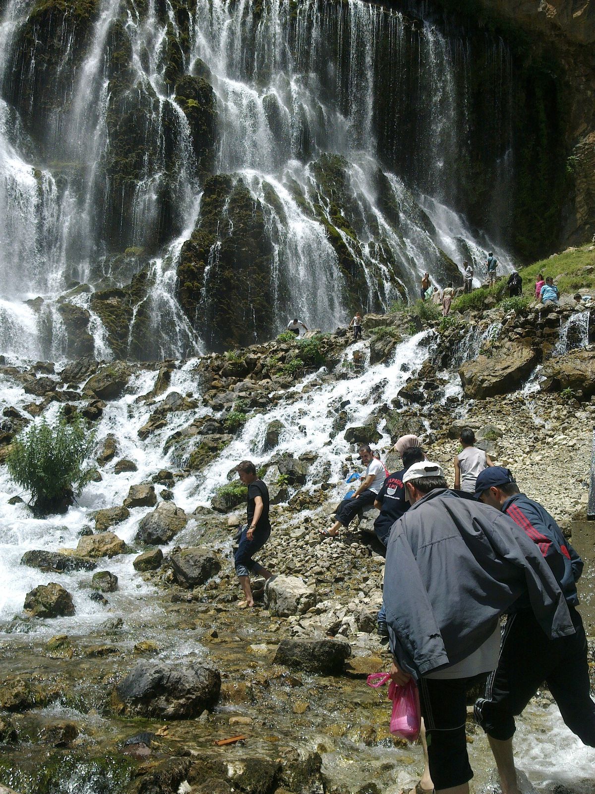 Kapuzbaşı Şelalesi\'ne Yerli Turist Akını