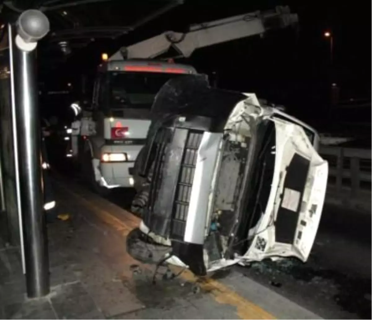 Metrobüs Yolunda Kaza: 3 Yaralı