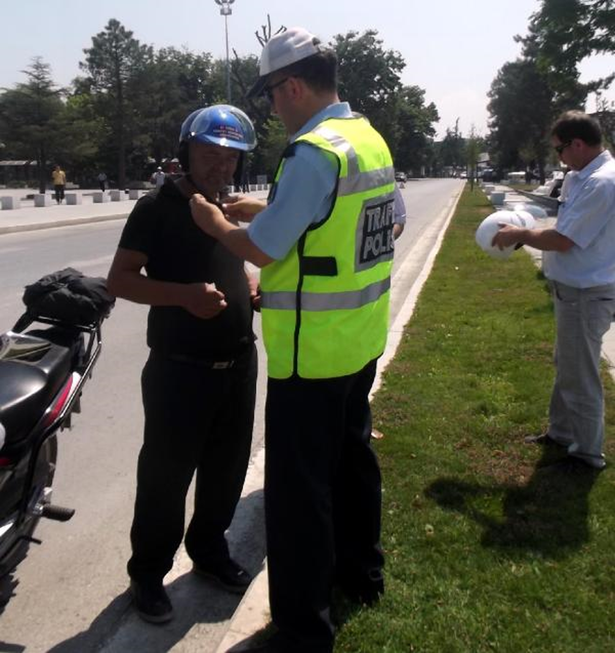 Polis Ceza Kesip, Kask Hediye Etti