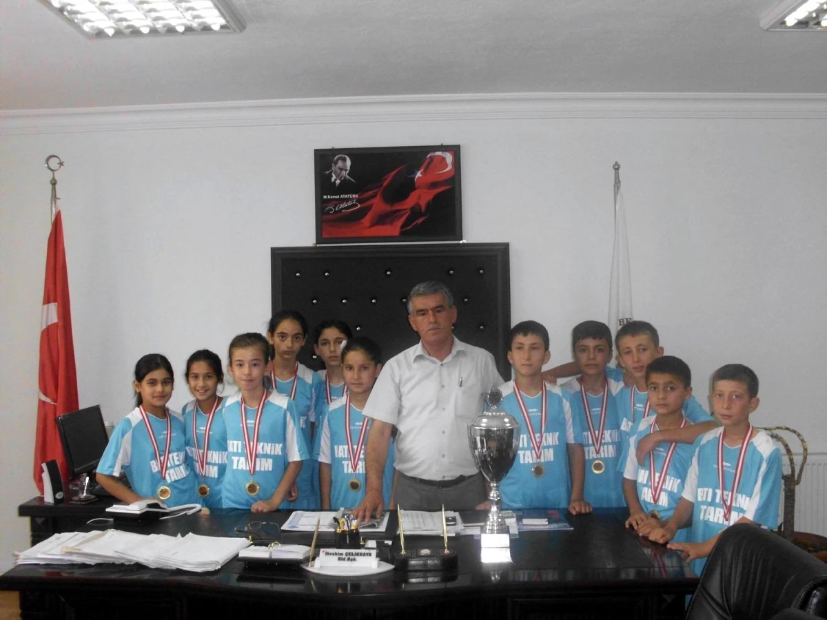 Türkiye Şampiyonu Olan Öğrenciler Başkan Çelikkaya\'yı Ziyaret Etti