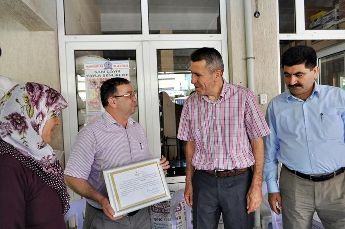 Van Depreminde Hayatını Kaybeden Öğretmenin Ailesine Plaket