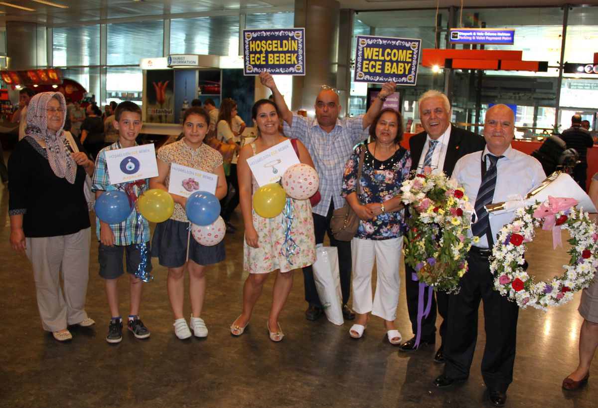 Amerika\'da Doğan Torununu Kemanla Karşıladı