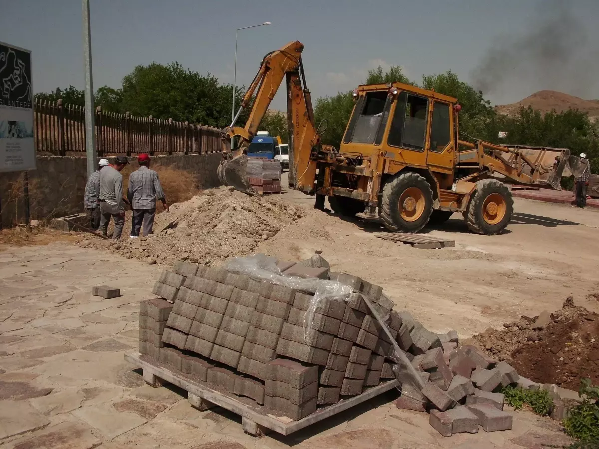 Aslantepe Yoluna Kilit Taşı Döşeniyor