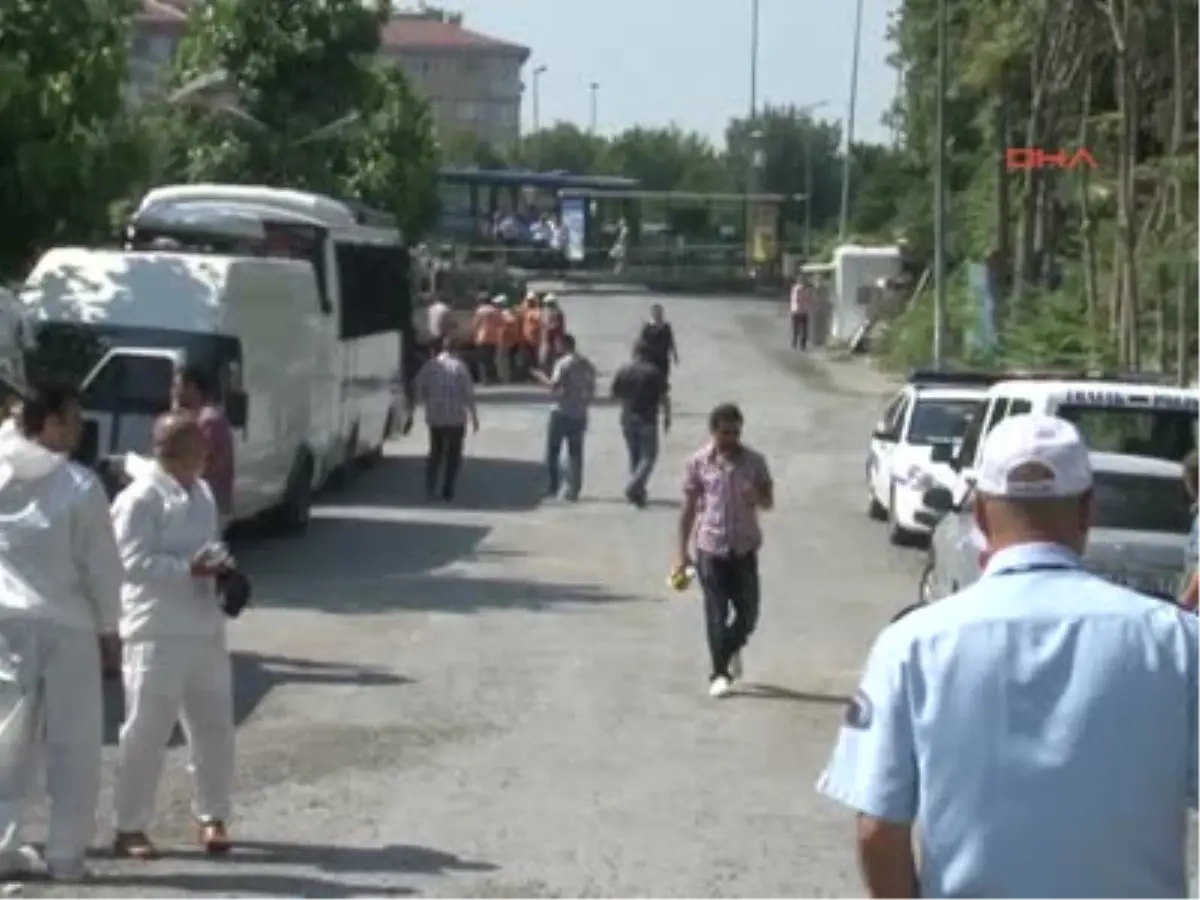 Bahçelievler\'de Boş Arazide Polis Arama Yapıyor