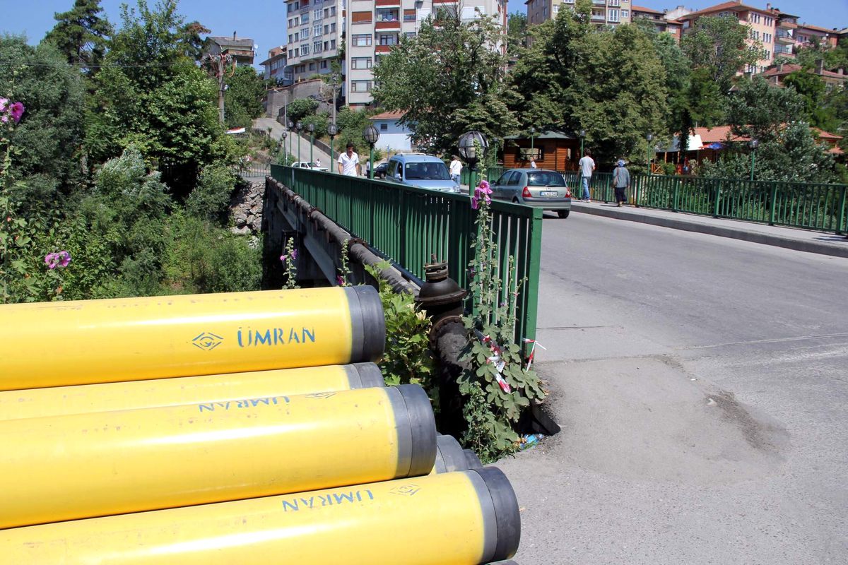 Belediye Başkanı Kazmayı Doğalgaz İçin Vurdu