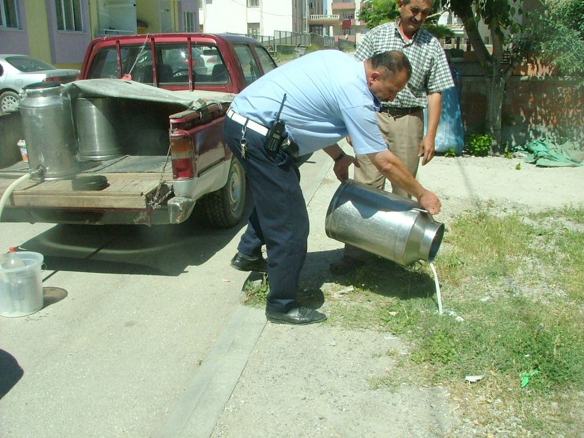 Bozüyük\'te Açıkta Satılan Sütler İmha Edildi