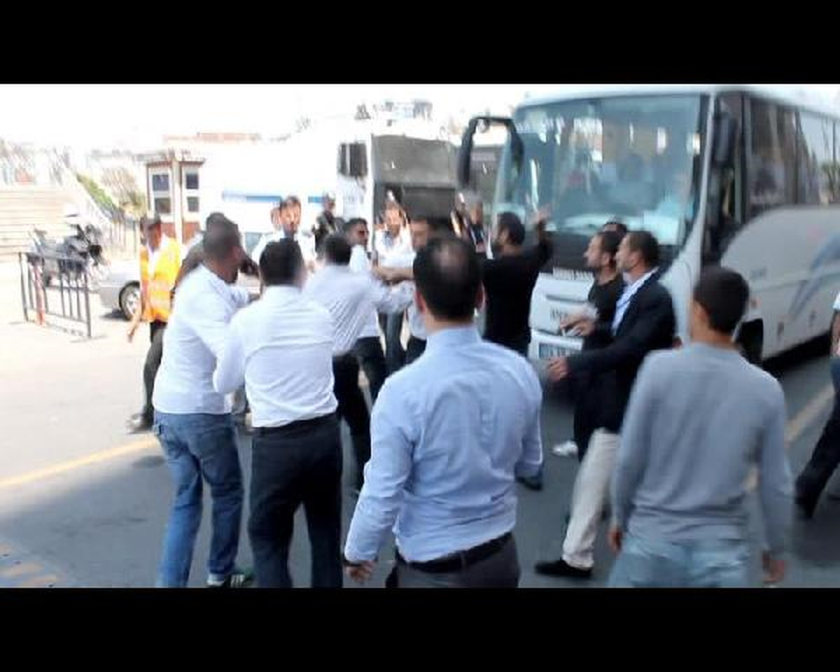Çağlayan Adliyesi Önünde Yumruk Yumruğa Kavga