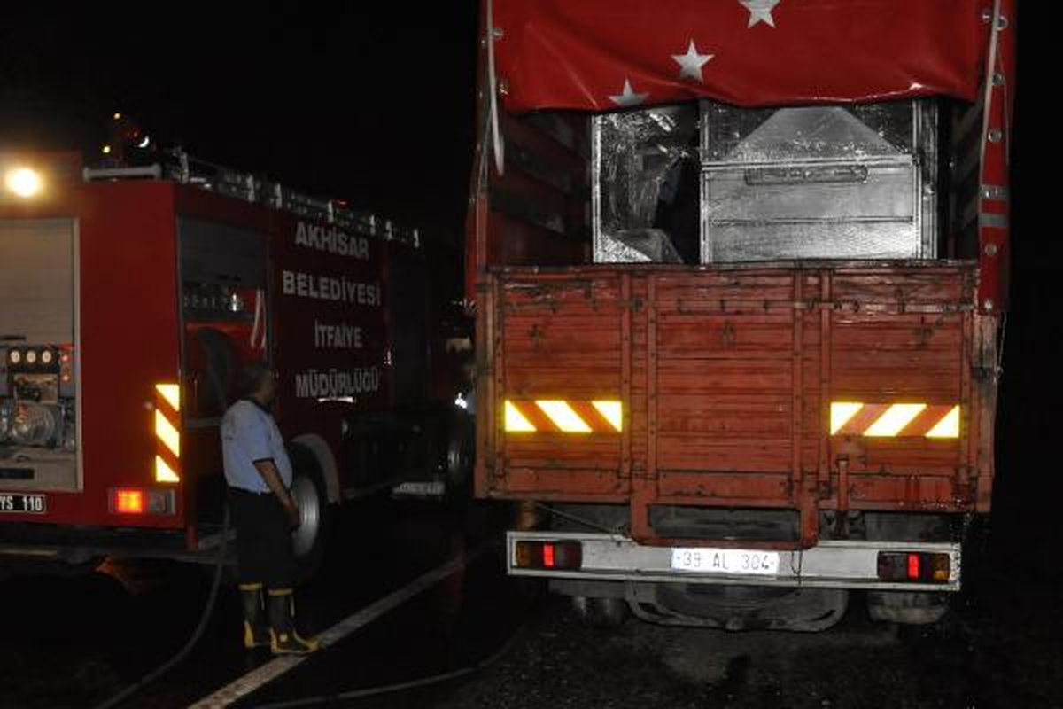 Ev Eşyası Yüklü Kamyonda Yangın