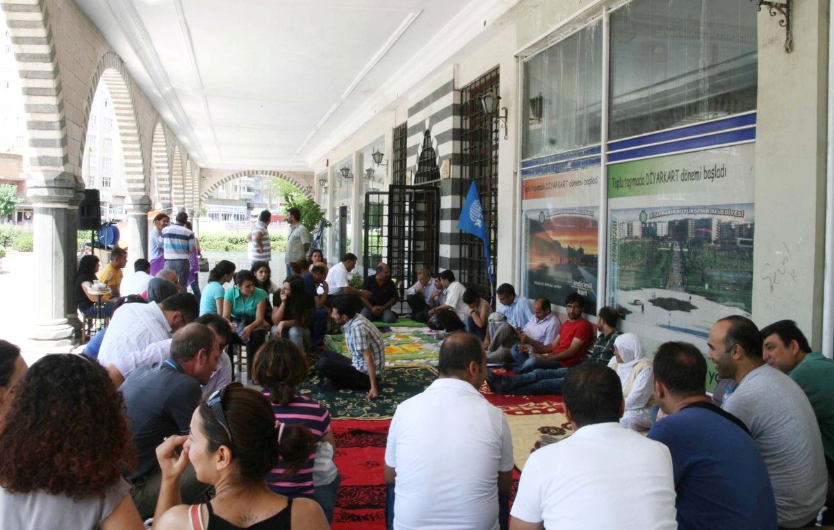 İhd, Oturma Eylemi Yapan Kesk Üyelerini Ziyaret Etti