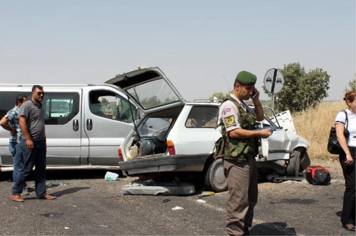 Mardin\'de Otomobille Minibüs Çarpıştı: 3 Ölü, 3 Yaralı