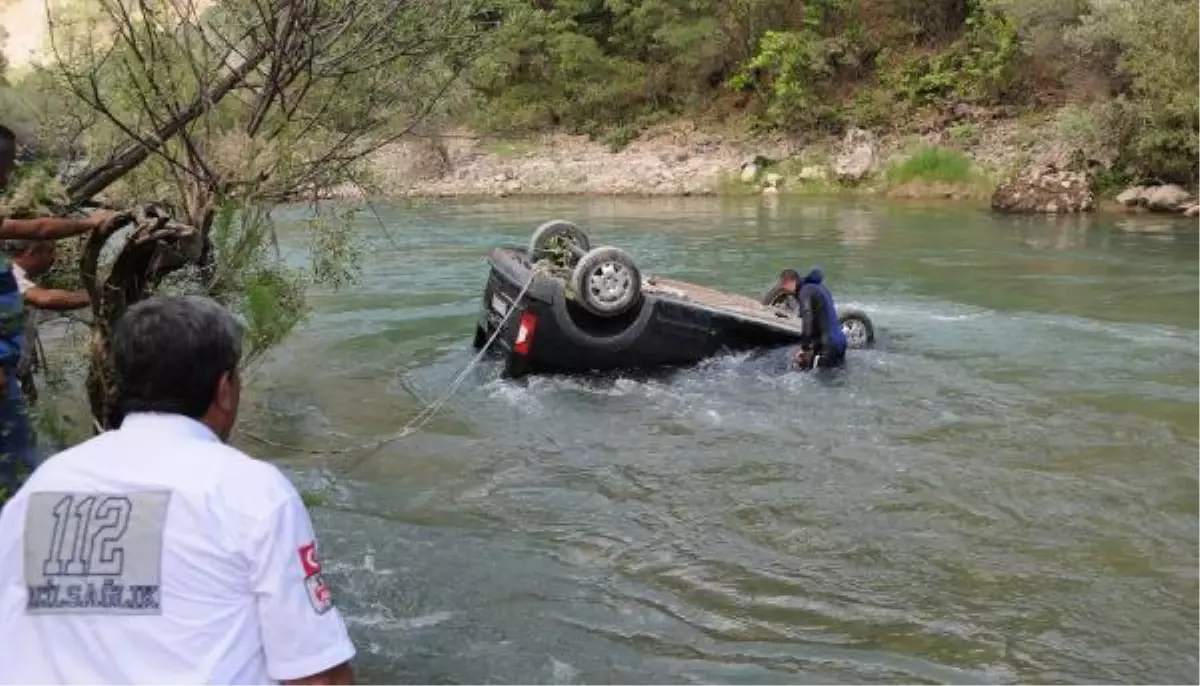 Otomobil Pülümür Çayına Uçtu