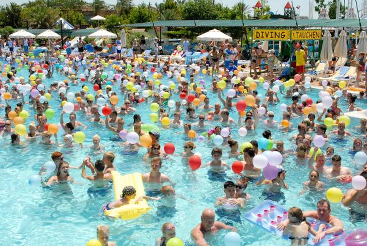 Otel Havuzunda 1475 Turistin Rekor Denemesi