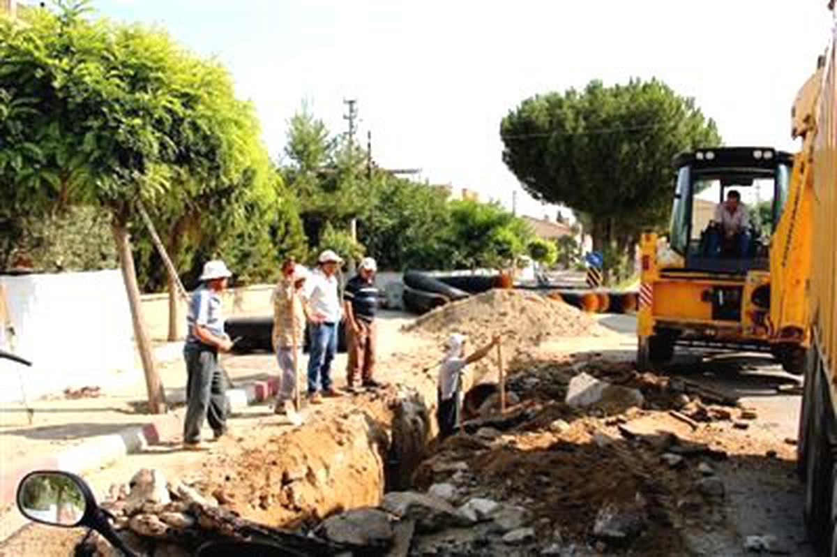 Sarıgöl\'de Fay Hattına Özel Boru Döşeniyor