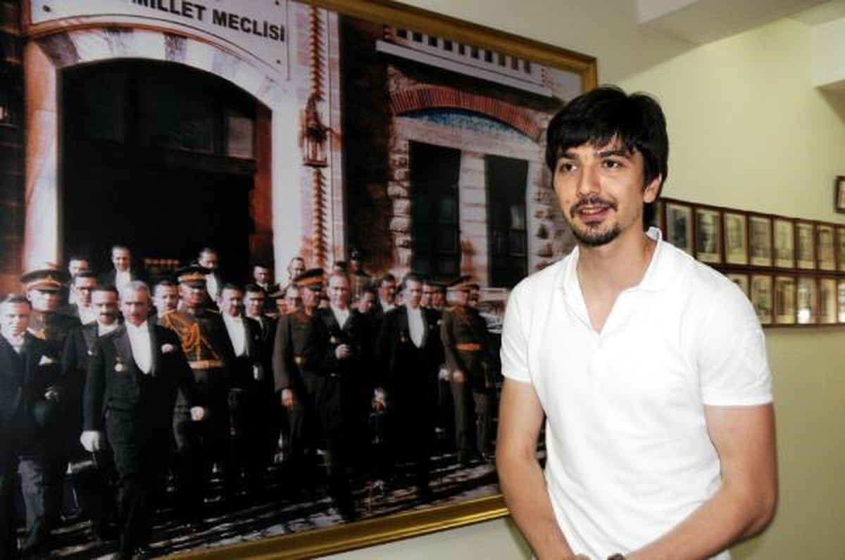 Tolga Zengin\'den Aziz Yıldırım\'a Yanıt: İnsanlar Trabzonspor\'un Tarihini Okurlarsa Daha İyi Anlarlar