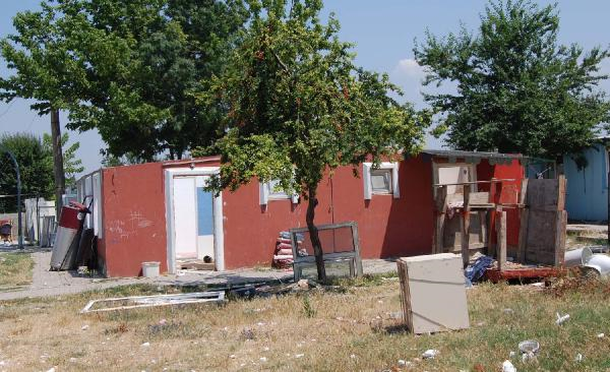 Yalova\'da Çydd\'nin Prefabrik Deprem Konutları Yıkılıyor