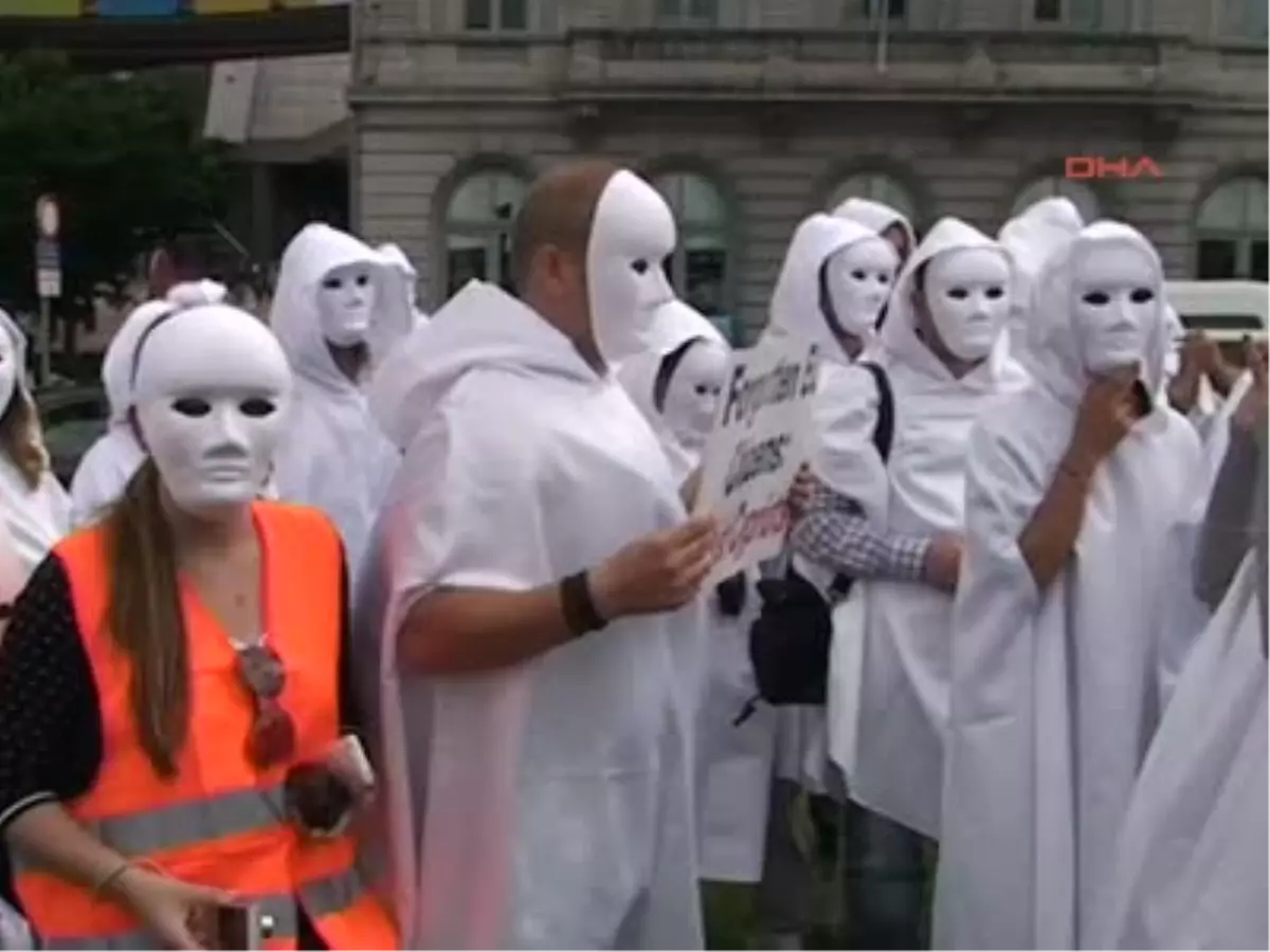 2 AP Önünde Kıbrıslılar Hayalet Oldular