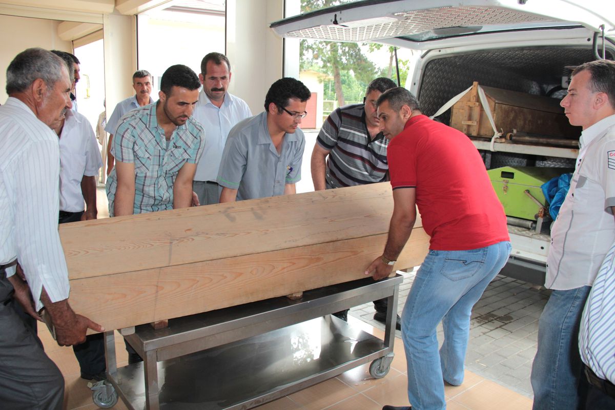 Aldığı Elbiseyi Kızına Veremedi
