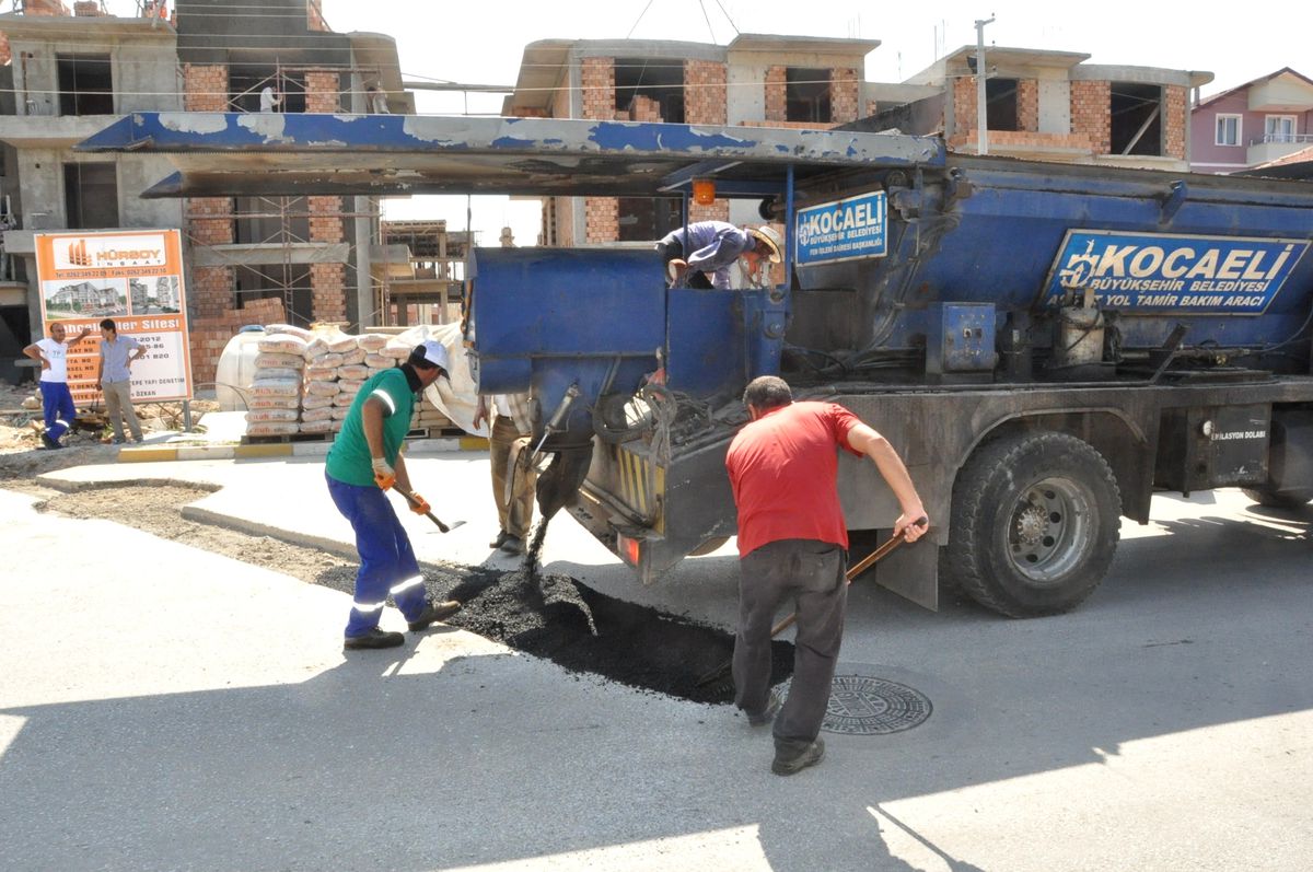 Asfalt Robotu Kartepe\'yi Arşınlıyor