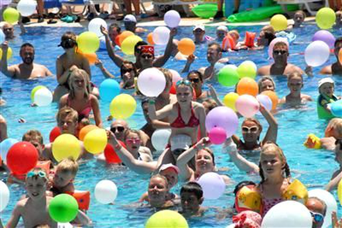 Aynı Anda 1475 Turist Havuzda Jimnastik Yaptı