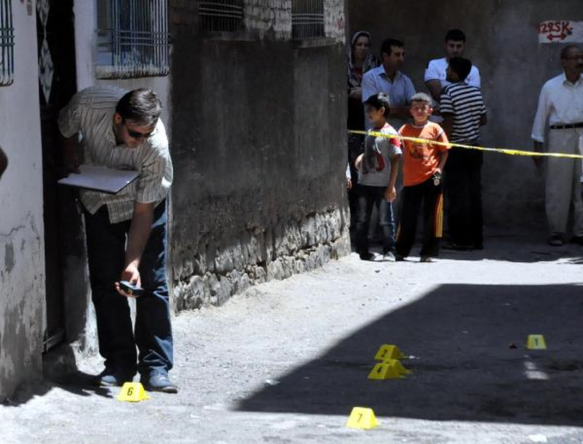 Ayrı Yaşadığı Eşi ile Kayınvalidesini, Sokak Ortasında Tabancayla Yaraladı