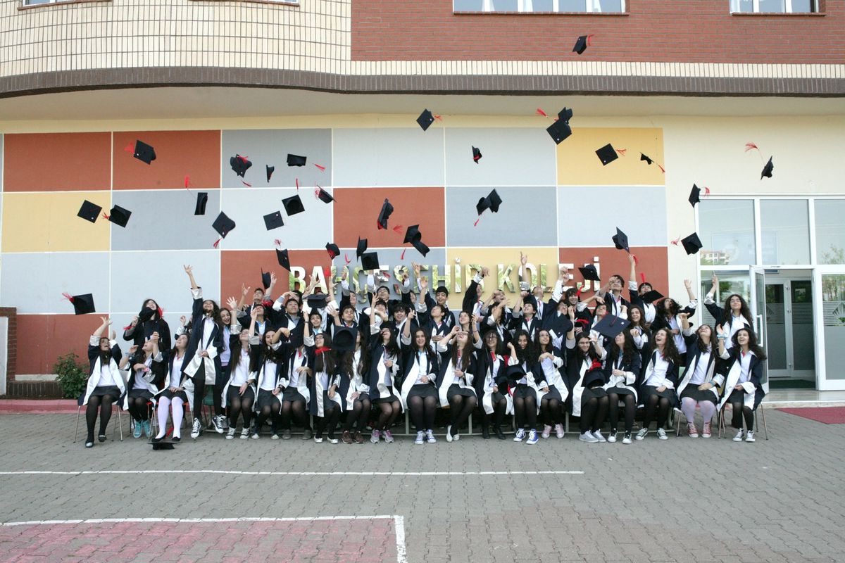 Bahçeşehir Koleji\'nde Mezuniyet Sevinci
