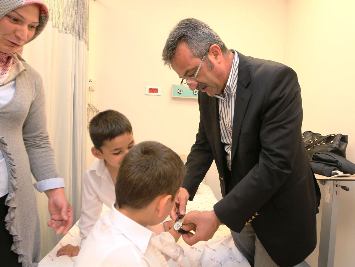 Başkan Köşker\'den Çocuklara Moral Hediyesi