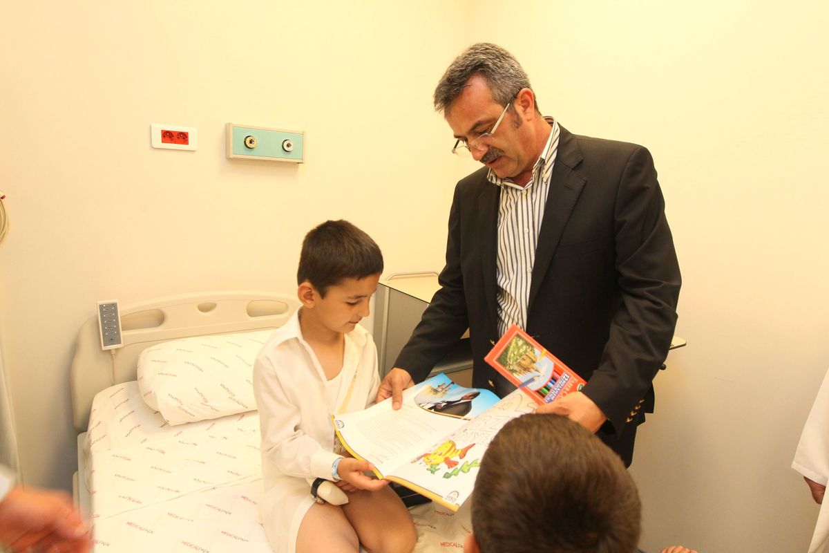 Başkan Köşker\'den Sünnet Çocuklarına Moral Hediyesi