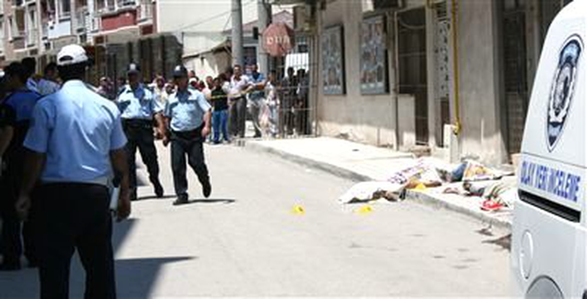 Boşanmak İsteyen Eşi ve Kaynanasını Sokakta Öldürdükten Sonra İntihar Etti (2)