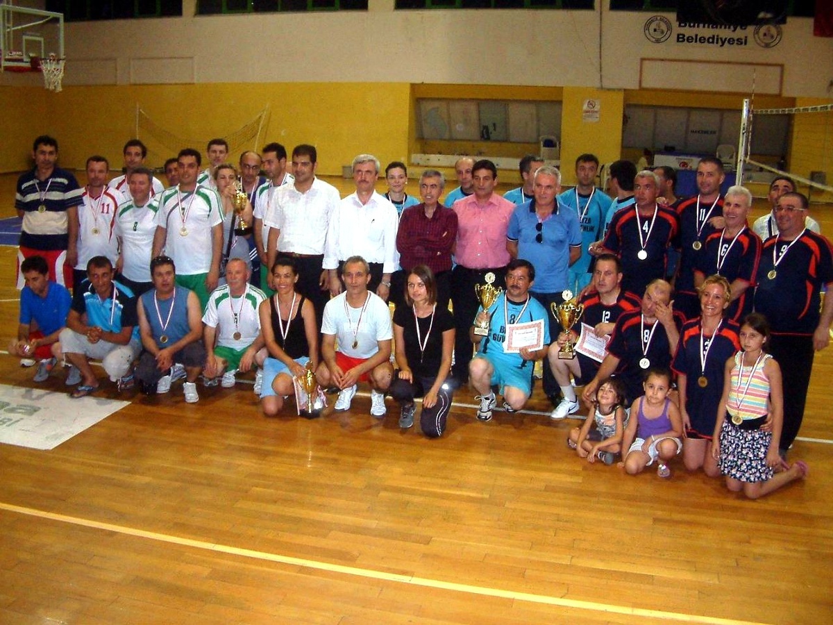Burhaniye\'de Şampiyon Voleybolculara Kupaları Verildi