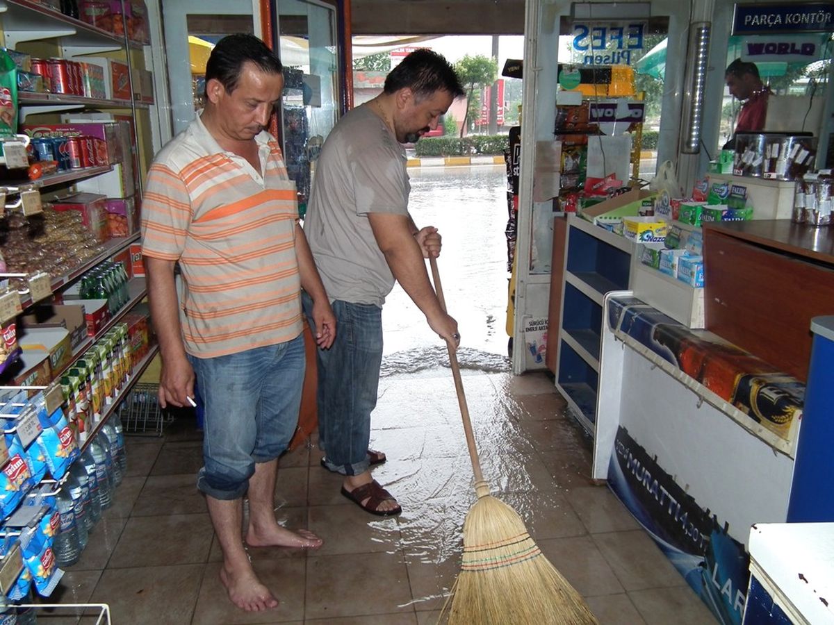 Cadde Ortasında Balık Tutup Bota Bindiler