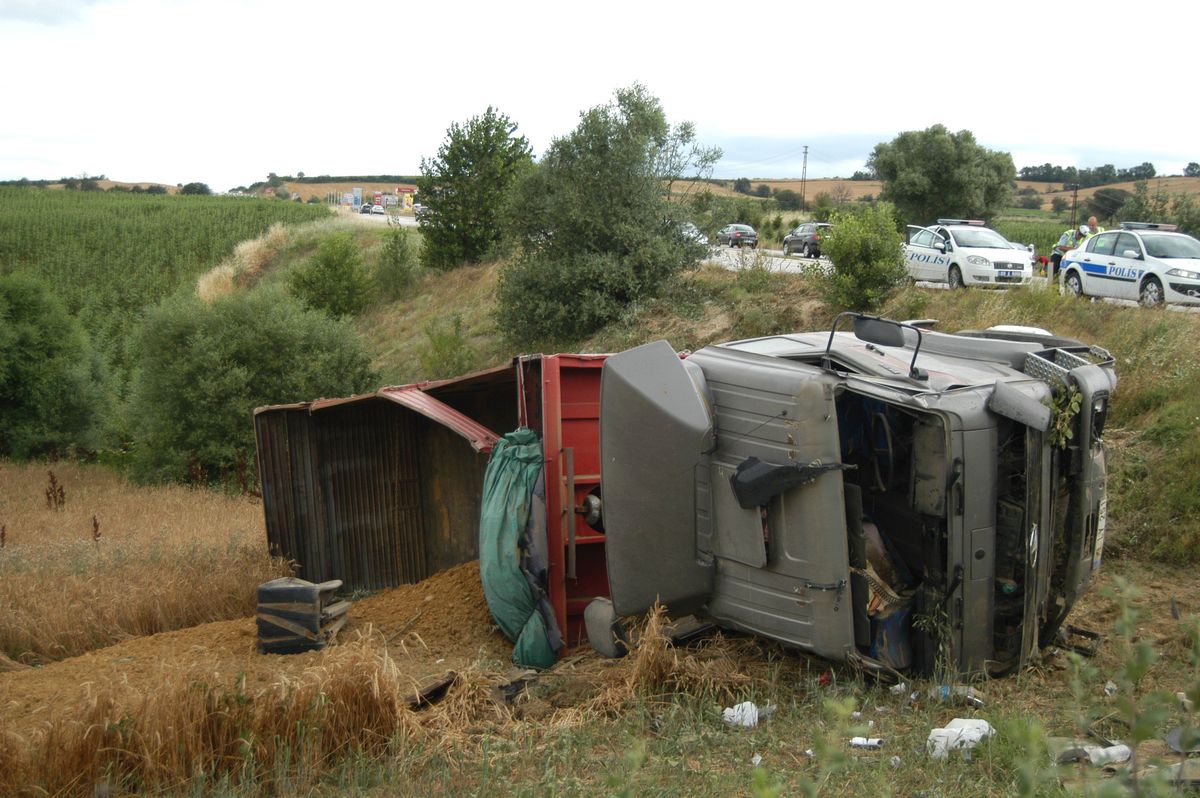 Dikkatsiz Tır Şoförü Buğday Tarlasına Uçtu