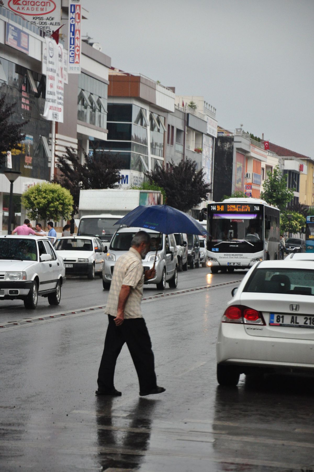 Düzce\'de Etkili Olan Yağışlı Hava Vatandaşları Serinletti