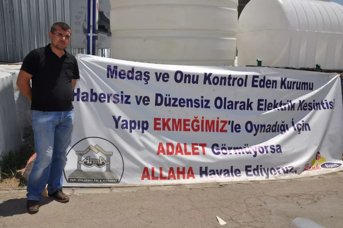 Elektrik Kesintilerine Pankartlı Tepki