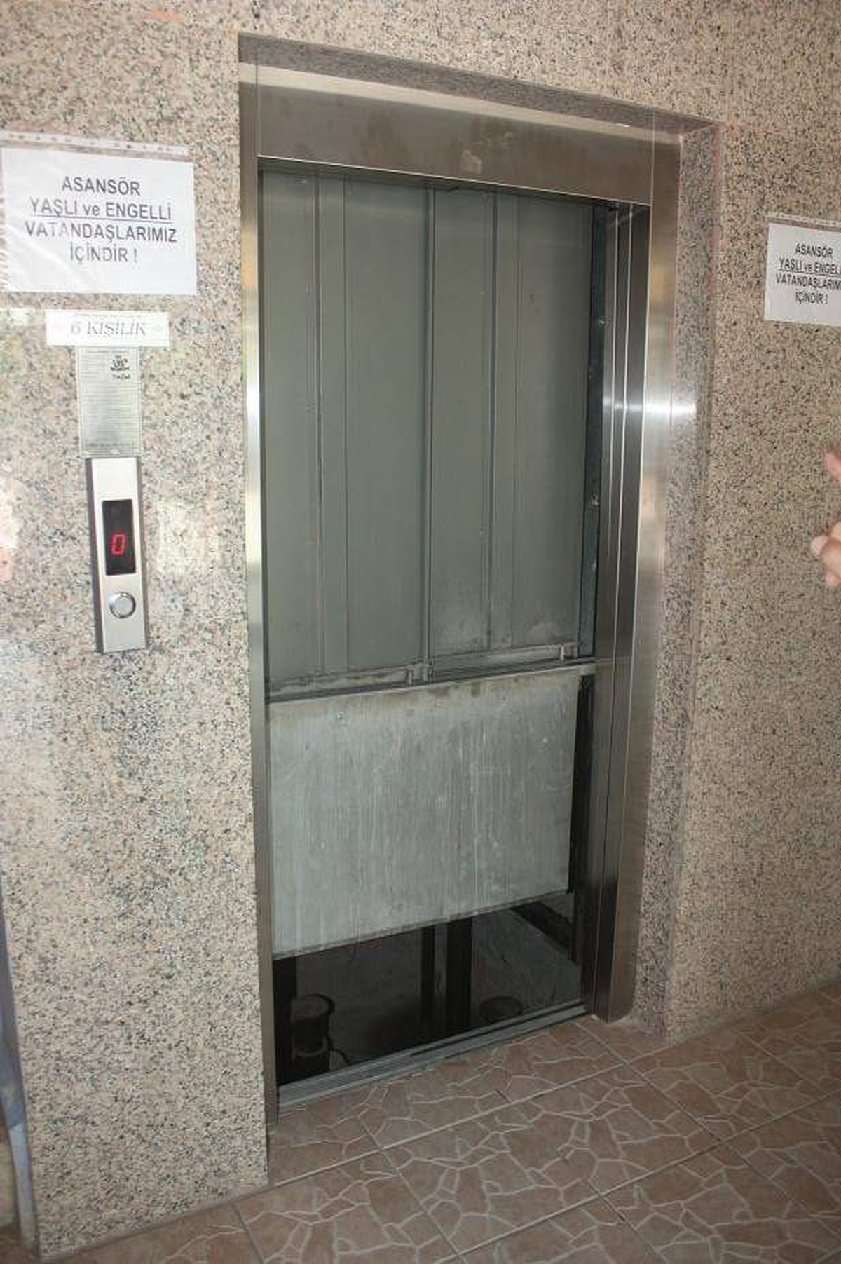 Gazeteciler Asansördü Mahsur Kaldı