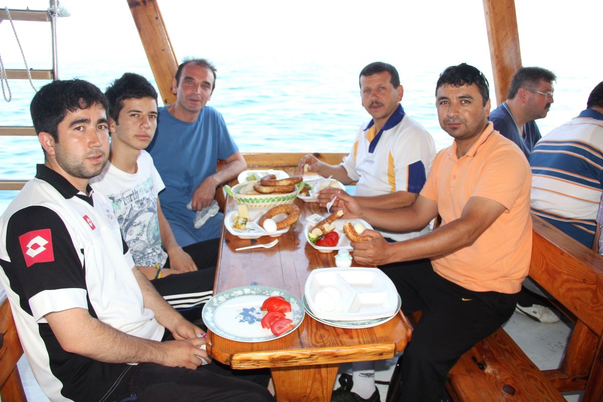 Haftanın Yorgunluğunu Tekne Turuyla Attılar