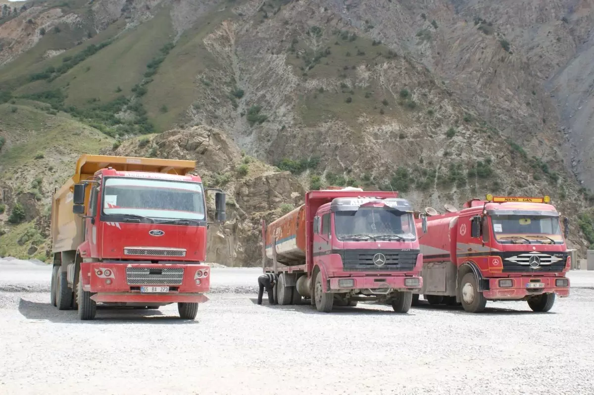 Hakkari\'de Duble Yol Çalışmaları Sürüyor