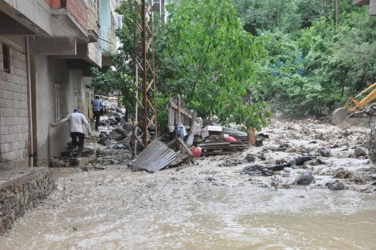 Hakkari\'de Sağanak Yağmur Sele Dönüştü: 30 Ev Su Altında Kaldı