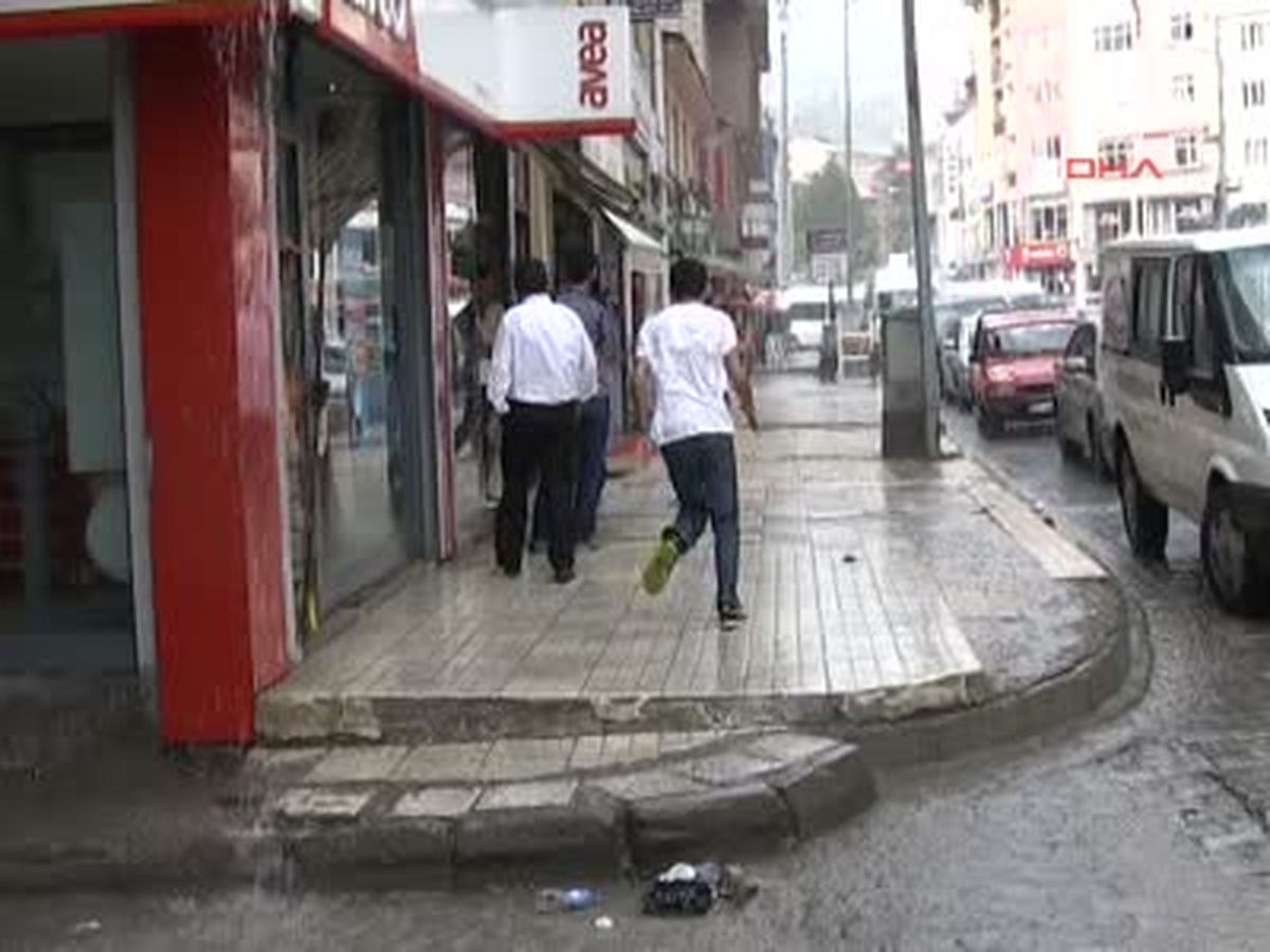 Hakkari\'de Sağnak Yağmur Sele Dönüştü, 30 Ev Sular Altında Kaldı