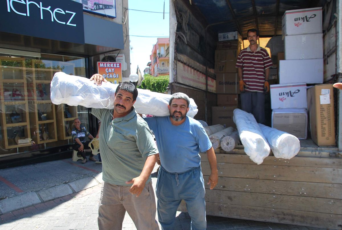 Hamallar Taşıdıkları Yük ve Sıcaktan Değil Durgun Giden İşlerden Şikayetçi