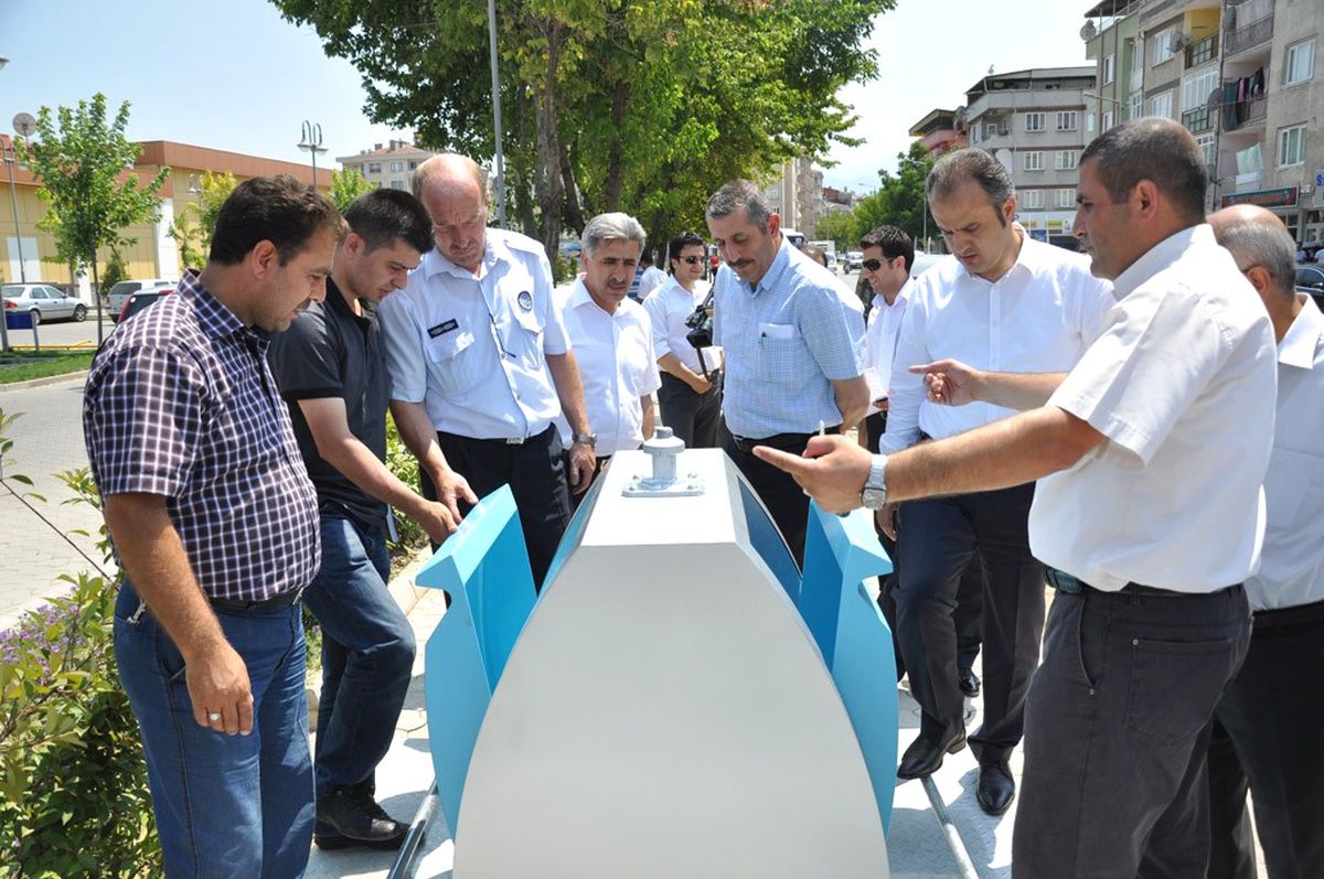 İnegöl\'de Yer Altı Çöp Konteynırlarının Montajı Sürüyor