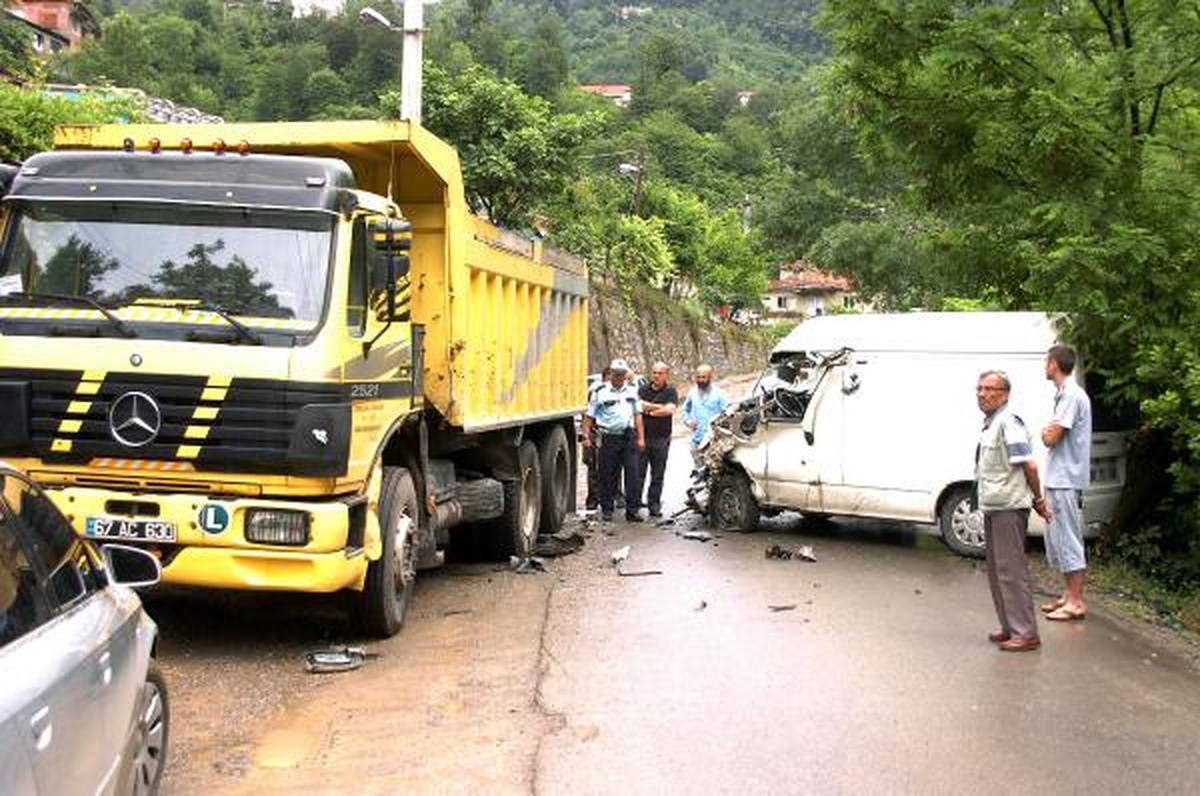 Kargo Şirketine Ait Minibüs Kamyona Çarptı: 2 Yaralı
