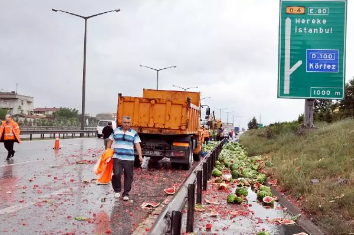 Karpuz Yüklü Kamyon Tem\'de Yan Yattı, 15 Ton Karpuz Yola Saçıldı