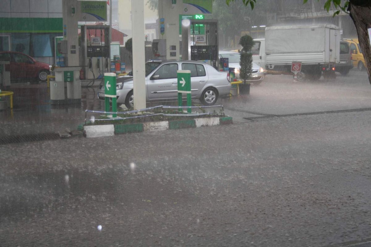 Kars\'ta Sağanak Yağmur Kısa Sürede Caddeleri Göle Çevirdi