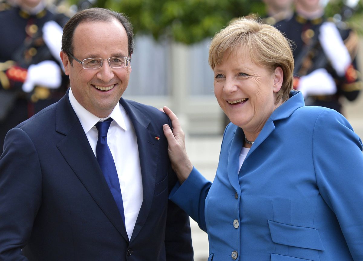 Merkel ve Hollande, Elysee Sarayı\'nda Bir Araya Geldi