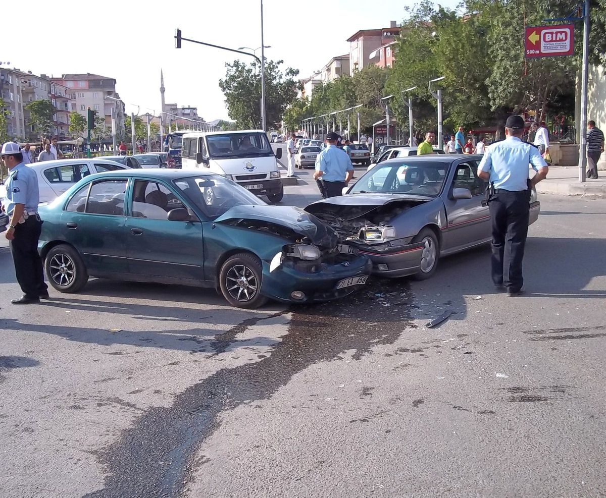 Otomobiller Çarpıştı: 4 Yaralı