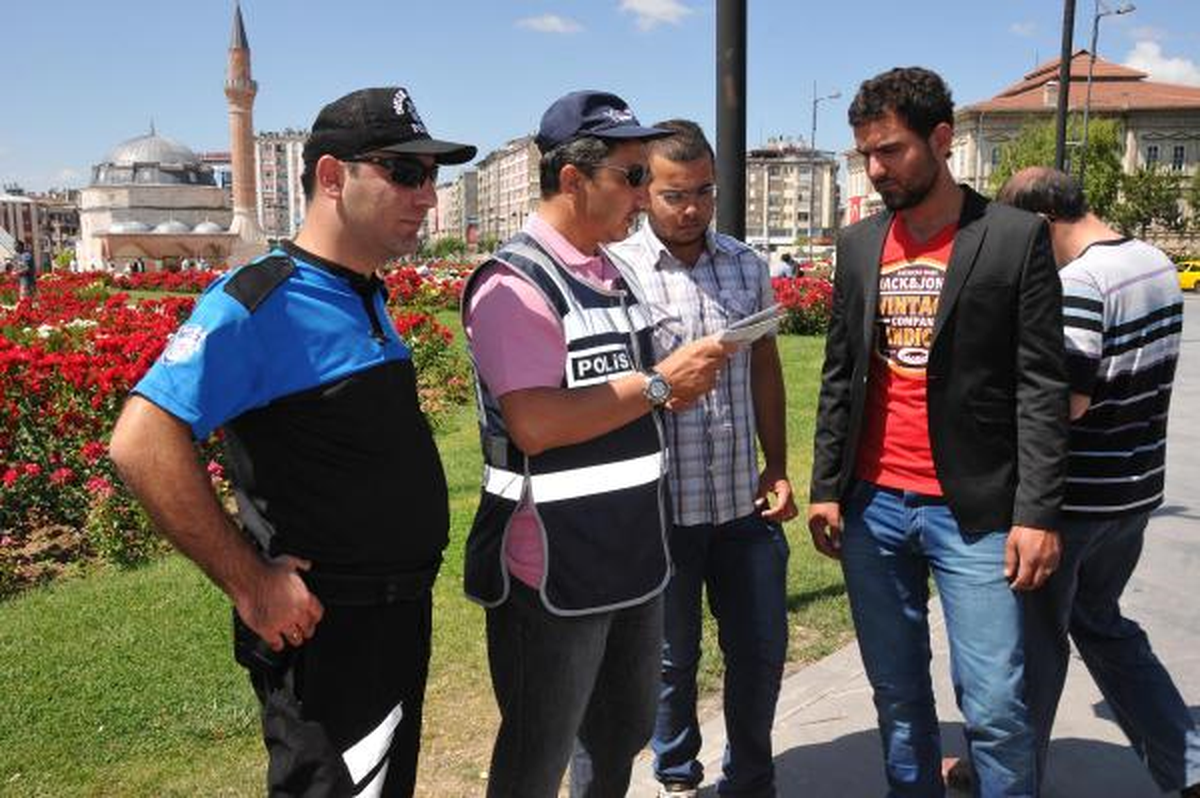 Polisten, Sahte Paraya Karşı Broşürlü Uyarı
