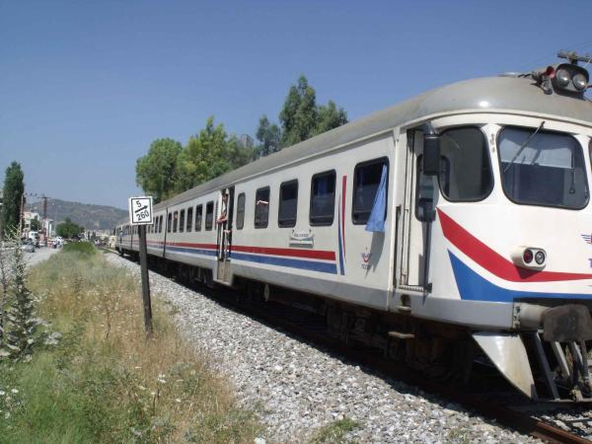 Raylardan Yürüyen İşitme Engelli, Trenin Altında Can Verdi